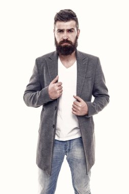 Basitlik anahtardır. Modern kıyafet. Şık bir kıyafet. Erkek giyim ve moda konsepti. Sakallı hippi, şık bir ceket. Sıradan bir ceket her durum için mükemmeldir. Moda uzmanının danışmanı.