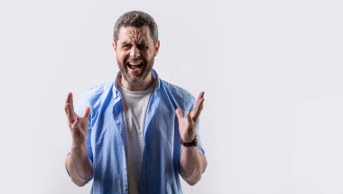 Hayal kırıklığına uğramış bir adam stüdyo ve fotokopi odasında hayal kırıklığını ifade eder. Hayal kırıklığına uğramış bir adamın bağırışının fotoğrafı. Gömlek giyen bir adamın hüsranı. Hayal kırıklığına uğramış bir adam gri arka planda izole edilmiş..