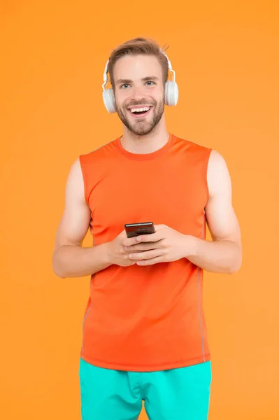 Χαρούμενος Νεαρός Αθλητικά Ρούχα Φορούν Μοντέρνα Ακουστικά Ακούγοντας Μουσική Κατά — Φωτογραφία Αρχείου