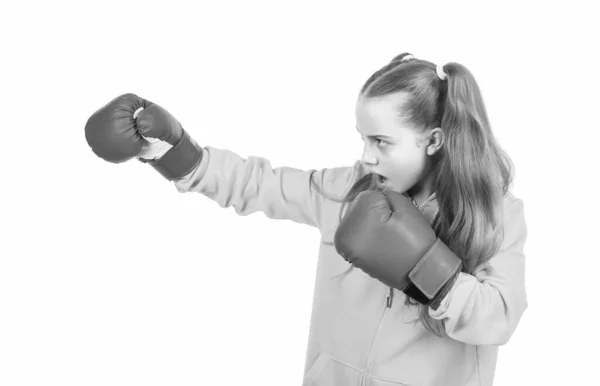 愤怒的攻击 被白色背景隔离的儿童拳击手 体育上的成功积极和健康的童年 打晕了 她会战斗 集中的孩子打拳 拳打脚踢戴拳击手套的少女 — 图库照片