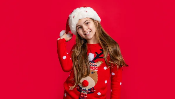Noel Baba Şapkalı Mutlu Yeni Yıl Kızı Genç Kız Yılbaşında — Stok fotoğraf