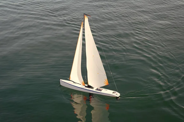 航行自由 一艘玩具游艇在海上航行 航行的玩具船在海面上 游艇和帆船 示范船舶 — 图库照片