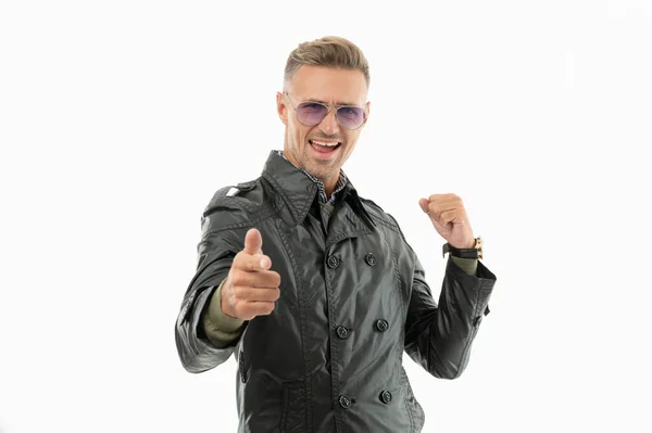 코트를 가리키는 손가락을 움켜쥐고 회색의 남자의 스튜디오 배경에 고립된 안경을 — 스톡 사진