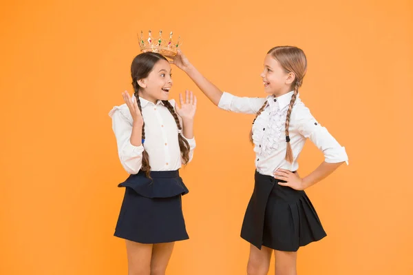 Ευτυχισμένα Κορίτσια Στολή Και Στέμμα Φαντάσου Σαν Μεγάλο Αφεντικό Κίνητρο — Φωτογραφία Αρχείου