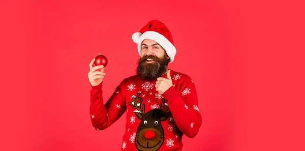 クリスマスパーティーを開くんだ パーティーを開くんだ 冬のインスピレーション 新年のパーティーの装飾 装飾店の販売 休暇の準備を お祝いの準備だ 髭の男はクリスマスの装飾を保持する あなたの家を飾る — ストック写真