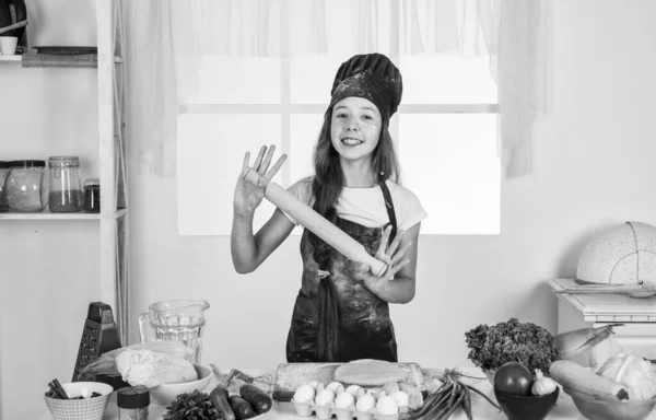 Criança Preparar Comida Saudável Casa Vestindo Uniforme Cozinheiro Limpeza Ajuda — Fotografia de Stock