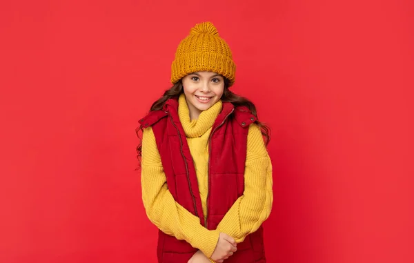Criança Alegre Chapéu Inverno Tricotado Colete Abaixo Fundo Vermelho Estação — Fotografia de Stock