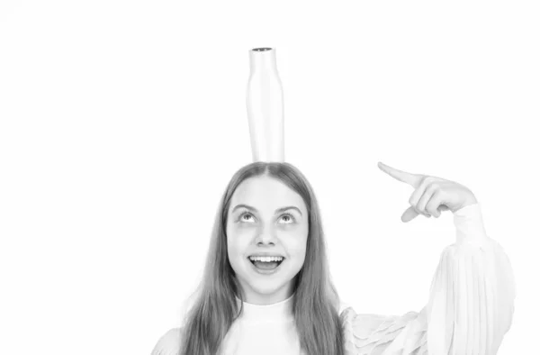 Mutlu Çocuk Şampuanı Saç Kremi Şişesini Işaret Ederek Beyaz Saç — Stok fotoğraf