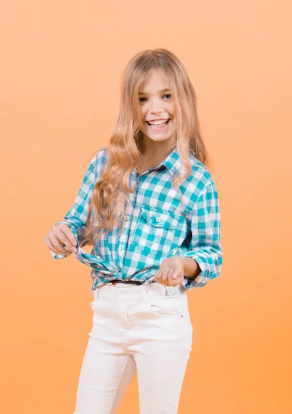 Glimlach Van Het Meisje Blauwe Geruite Shirt Witte Broek Gelukkig — Stockfoto