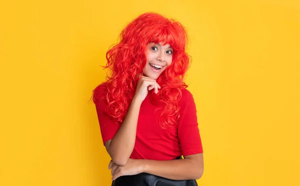 Fille Sourire Avec Des Cheveux Longs Rouges Sur Fond Jaune — Photo