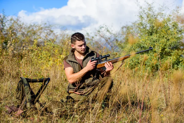 標的となる動物を標的とするために 狩猟の戦略または方法 男狩りは動物を待つ 自然の背景を狩猟する準備ができてライフルを持つハンター 狩猟の技術と戦略 — ストック写真