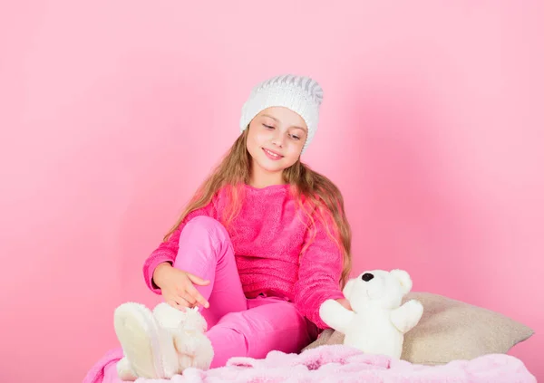 Nallar Förbättra Psykiska Välmående Barn Liten Flicka Lekfullt Håll Nallebjörn — Stockfoto