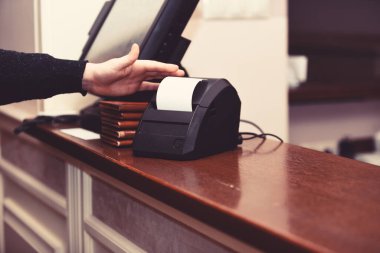 Kredi kartı ile ödeme ve bill için satın almak. Sayaç ve kasiyer Bankamatik masada. Elektronik finans ve alışveriş kavramı. Kasiyer bill bill makinadan sensörü ekran yakınındaki restoranda alır.