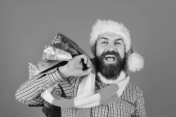 Черная Пятница Продажи Концепции Санта Красочными Пакетами Человек Бородой Веселым — стоковое фото