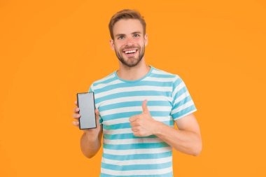 Test ettiğimiz en iyi telefon. Mutlu adam telefona onay veriyor. Yakışıklı adam cep telefonunu tutuyor. Modern hayat. Cep telefonu iletişimi. Yeni teknoloji. 3G mi? 4G mi? Akıllı telefon her zamankinden daha iyi..