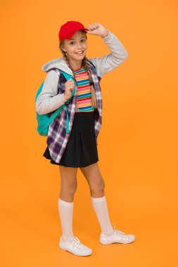 Mutlu bir çocukluk. Sevimli hippi ergen çocuk sarı arka planda. Neşeli bir genç. Küçük kız uzun saçlı. Gençlik modası. Ergen yaşam tarzı. Okul günleri. Modern bir genç. Kendinden emin ve kaygısız..