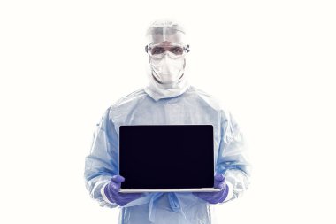 İş arkadaşları brifing verecek. Laptoplu erkek terapist. Sağlık çalışanı. Modern tıptaki teknoloji. İnternetten doktordan randevu al. Çevrimiçi doktor konsültasyonu. kişisel hesabınız.