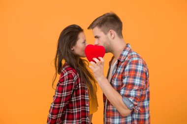 Gizli öpücük. Samimiyet. Erkek ve kız romantik bir randevu. Birbirine aşık bir çift. Seksi çift damalı gömlekler. Aşk dolu bir kalp. Gerçek duygular. Şehvetli çift, kırmızı kalp. Sevgililer günün kutlu olsun. Aşk ve romantizm.
