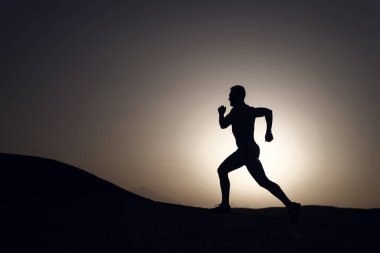 hız. Adam dağ, spor ve Rekreasyon, geleceği ve başarı, insan ve doğa, hız ve sağlıklı yaşam günbatımı ateşli gökyüzü arka plan üzerinde çalışan siluet
