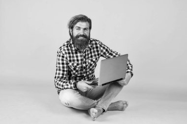 Çevik iş. Dijital yaşam tarzı kavramı. Bilgisayarda çalışan olgun bir öğrenci. Adam defter üzerinde çalışıyor. İnternetten alışveriş. Mutlu hipster bilgisayar kullanır. iş dünyasındaki modern teknoloji. İyi görünüyorsun..