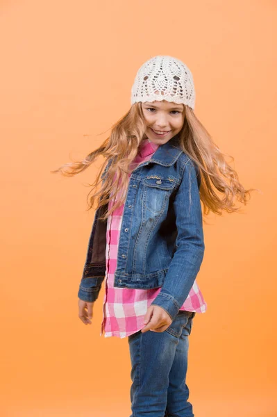 Flicka Jeans Kostym Hatt Rutig Skjorta Orange Bakgrund Lycklig Barndom — Stockfoto