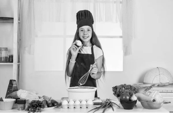 Девочка Фартуке Шеф Повара Шляпе Приготовления Пищи Кухня — стоковое фото