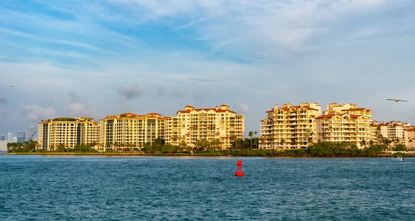 美国佛罗里达州迈阿密的海滨度假城市 迈阿密海滩在天空背景上的海滨城镇 海滨度假 旅行目的地 — 图库照片