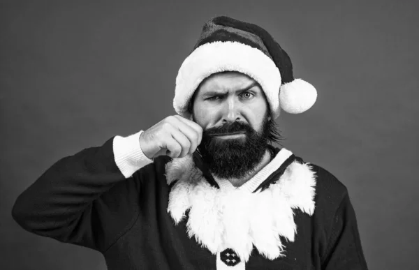 Tatiller Sakallı Olgun Bir Adam Kırmızı Noel Baba Kostümü Giyer — Stok fotoğraf