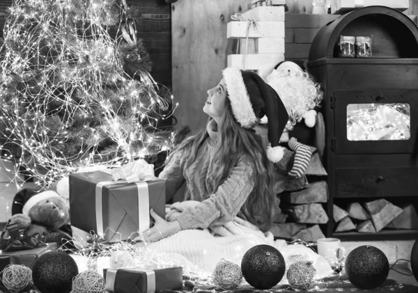 Koncept Led Světel Dívka Relaxovat Blízkosti Vánočního Stromečku Zdobené Světly — Stock fotografie