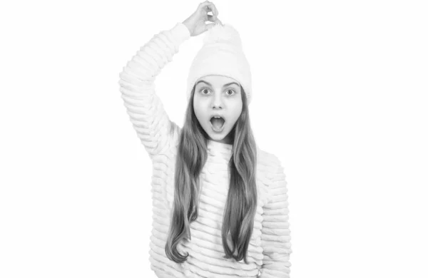 Örgü Şapkalı Hayret Verici Çocuk Sıcak Giysiler Içinde Beyaz Kalın — Stok fotoğraf