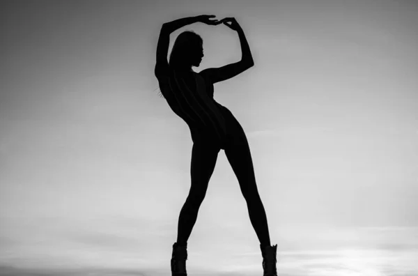 Doğanın Tadını Çıkar Koyu Bir Şekil Alacakaranlıkta Dans Eden Kız — Stok fotoğraf