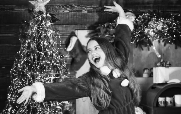 크리스마스 트리에서 산타가엘 크리스마스 트리에 불붙여 아늑하고 방이야 소녀는 새해를 — 스톡 사진