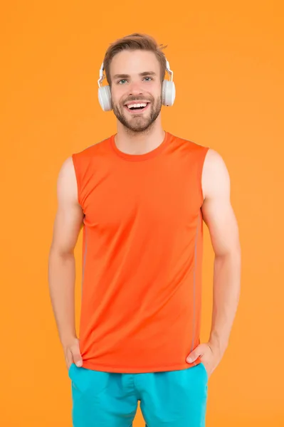 Χαρούμενος Νεαρός Αθλητής Στην Αθλητική Ένδυση Και Ακουστικά Ακούσετε Μουσική — Φωτογραφία Αρχείου