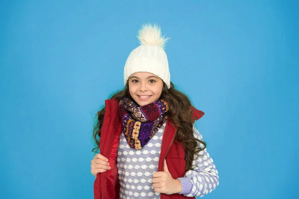 크리스마스재밌네 시즌은 모자를 움직이 꼬마가 뜨개질을 직감이야 소녀의 길거리 겨울의 — 스톡 사진