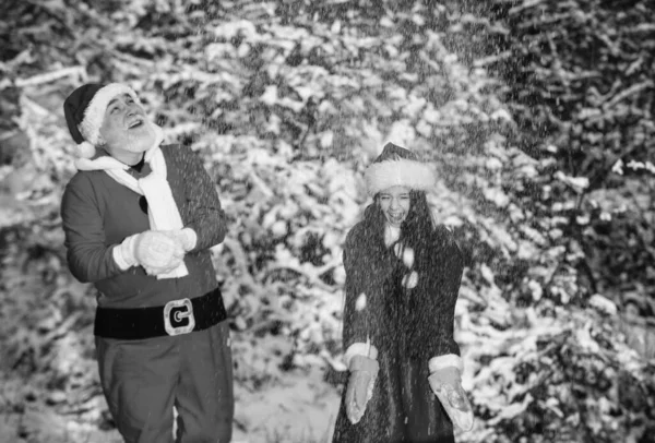 幸せな子供時代のコンセプト 奇跡の時だ サンタクロースの優しい姿 雪の自然の中で子供幸せな女の子 メリークリスマス サンタからの贈り物 霜降りのクリスマスの朝 サンタと孫娘 — ストック写真
