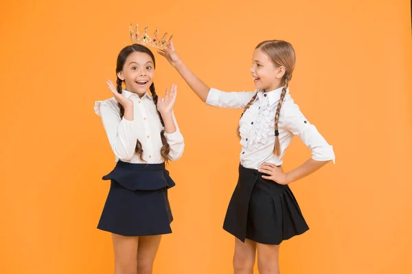 Nagyfőnök Motiváció Tanulásra Barátság Bálkirálynő Gyerekkori Büszkeség Oktatási Siker Vissza — Stock Fotó