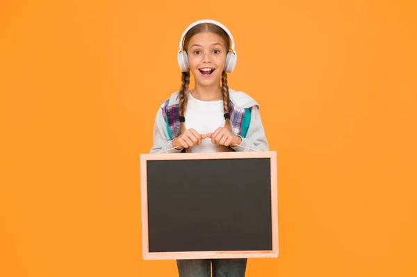 Het Moderne Schoolleven Schoolmeisje Leerling Informeert Schoolmeisje Heeft Blanco Schoolbord — Stockfoto
