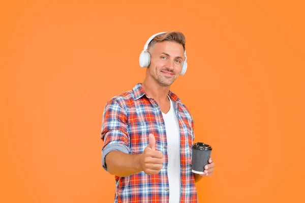 Ευτυχισμένος Άνθρωπος Στα Σύγχρονα Ακουστικά Δείχνουν Αντίχειρες Επάνω Χειρονομία Έγκριση — Φωτογραφία Αρχείου