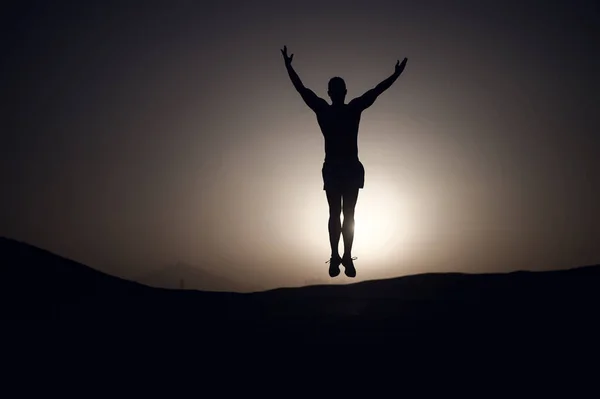 Sílhueta Desportiva Céu Pôr Sol Homem Treinando Paisagem Natural Atleta — Fotografia de Stock