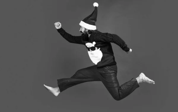 Kış Süveteri Noel Baba Şapkası Giymiş Sakallı Hippiler Satışlar Indirimler — Stok fotoğraf