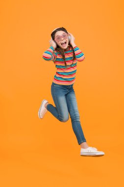 Sadece dans et. Çocuk gözlüğü takıyor. Mutlu çocukluk. Sadece eğleniyorum. En sevdiği şarkı. Genç kız kulaklıkla müzik dinler. Saçları örgülü güzel bir çocuk. Çekici ve komik. modern yaşam.