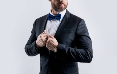 Stüdyoda kırpılan smokin adam. Smokin giyen bir adamın fotoğrafı. Adam smokin resmi takım elbise giyiyor. Smokinli adam beyaz arka planda izole edilmiş..