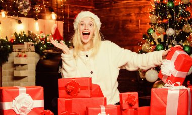 Aralık indirimi. Sevimli bir kadın ve hediyeler. Boks günü. Mutlu anlar. Mutluluk ve neşe. Şenlik havası. Yeni yıl geliyor. Mutlu Noeller ve mutlu yıllar. İndirim ve indirim. Hediyeler al. Kız için hediyeler.