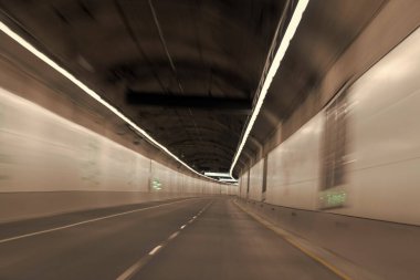 Ulaşım arka planında yol tüneli olan yeraltı tüneli, tünel otoyolu.