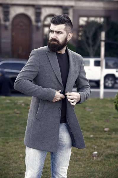 英俊而成熟的胡子男子 留着胡子 穿着时髦的现代休闲装走在户外 风格完美 — 图库照片
