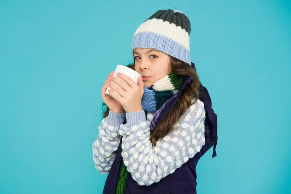 Alterar Sua Temperatura Menina Criança Xícara Chá Quente Moda Inverno — Fotografia de Stock