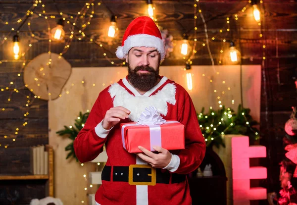 Santa Claus Drží Dárkovou Krabici Muž Vousatý Santa Slaví Vánoce — Stock fotografie