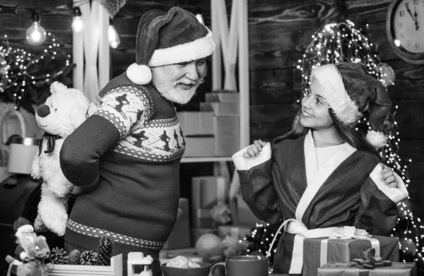 Gelukkige Jeugd Kind Geniet Van Kerst Met Bebaarde Grootvader Kerstman — Stockfoto