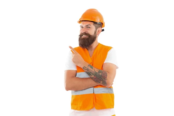 オレンジベストポイント指の正のひげそりのエンジニア ヘルメットをかぶったエンジニアのスタジオショット 白地に隔離された技術者 制服を着た技術者が — ストック写真
