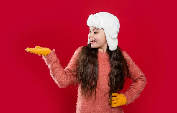 Έφηβος Κορίτσι Χειμερινό Καπέλο Παρουσιάζοντας Προϊόν Που Απομονώνονται Κόκκινο Φόντο — Φωτογραφία Αρχείου